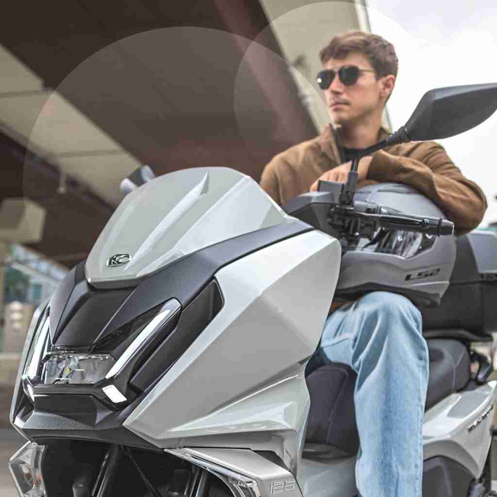 Kymco SkyTown 125 ABS en entorno urbano